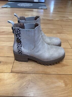 BLOWFISH MALIBU LAYTEN BOOTS IN SAND
